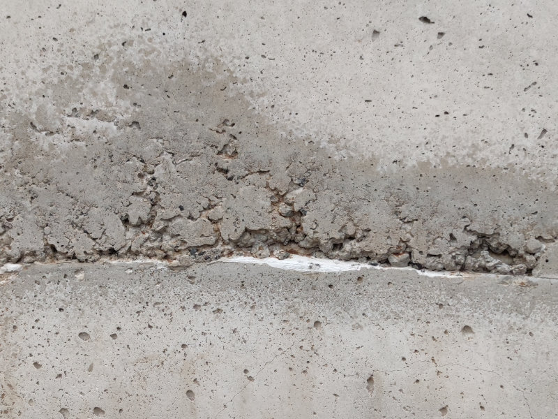 sichtbeton-schadensbilder-sichtbeton-schadensbild-kiesnest-vor-kratzspachtelung800x600.jpg